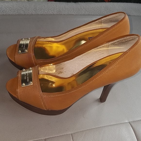 Pumps - Picture 2 of 4